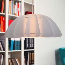 Lampa wisząca do salonu Primrose. Biały abażur półka na książki czarna ściana. Designerski pokój