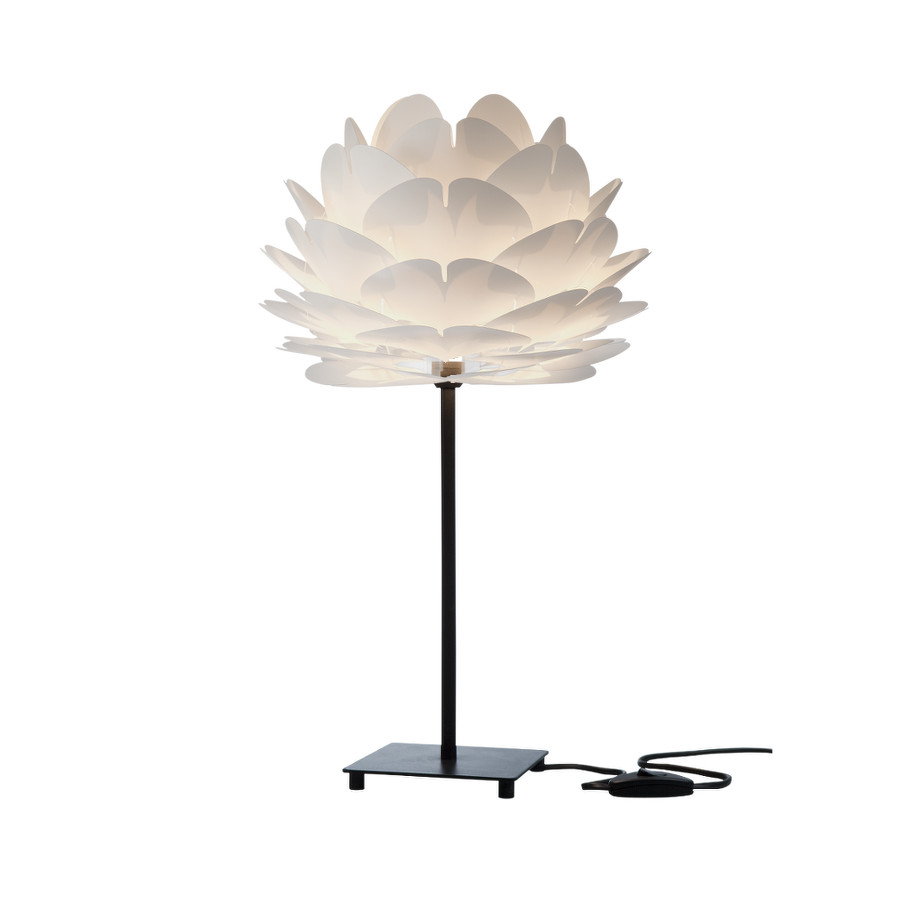 Designerska lampka nocna Zen Mini. Organiczny kształ białego abażuru doskonale współgra z prostą czarną podstawą lampki