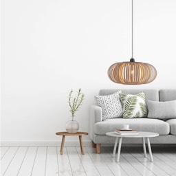 Lampa drewniana Stripes No 2 w stylowej aranżacji w pokoju w stylu skandynawskim z kremową sofą stolikiem kawowym i rośliną