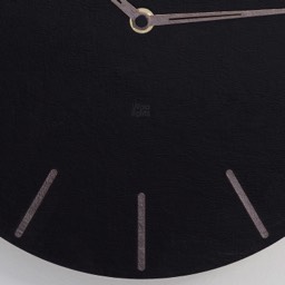 szczegóły tarczy zegara lekko błyszcząca czarna tarcza zegara i srebrne znaczniki