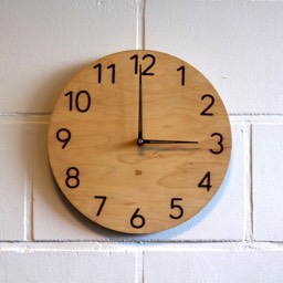 Zegar ścienny nowoczesny drewniany prosty design duże arabskie cyfry ułożone przy krawędzi tarczy