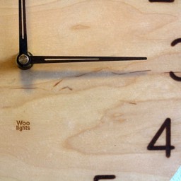 Ciemne znaczniki godzin i tego samego koloru wskazówki nowoczesny zegar z drewna