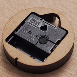 tylna strona zegara drewnianego precyzyjny pewny i cichy mechnizm osłonięty obudową