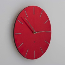 Zegar drewniany z kolorze czerwonym jednolita biała ściana nowoczesnego salonu. Srebrne wykończenie wskazówek oraz znaczników godzinowych wyróżni Twoje wnętrze