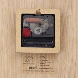 tylna strona zegara precyzyjny pewny i cichy mechnizm osłonięty obudową