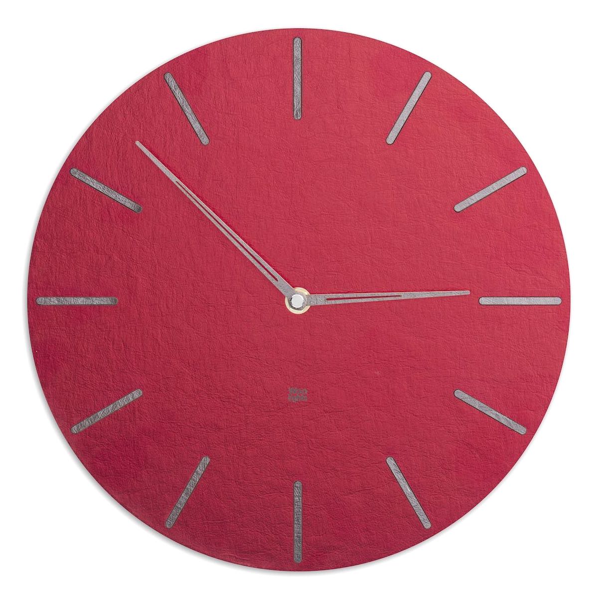 Czerwony zegar ścienny. Srebrne wskazówki i oznaczenia godzin. Doskonały dodatek do nowoczesnych wnętrz i piękna dekoracja do salonu.